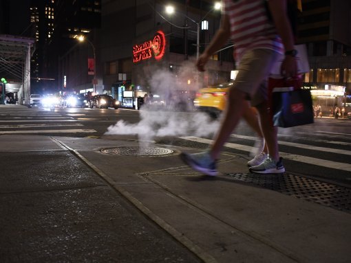 Vapor saliendo de las alcantarillas de Nueva York - Procede de la red pública de vapor de la ciudad, la mayor del mundo