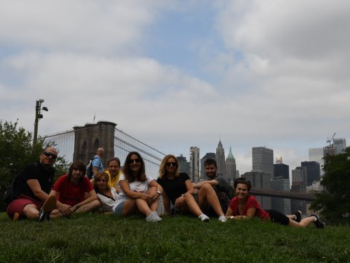 Puente de Brooklyn - Vista del puente mientras descansamos en un parque