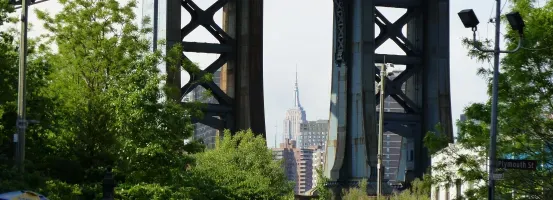Empire State visto desde Dumbo con vegetación primaveral en primer plano